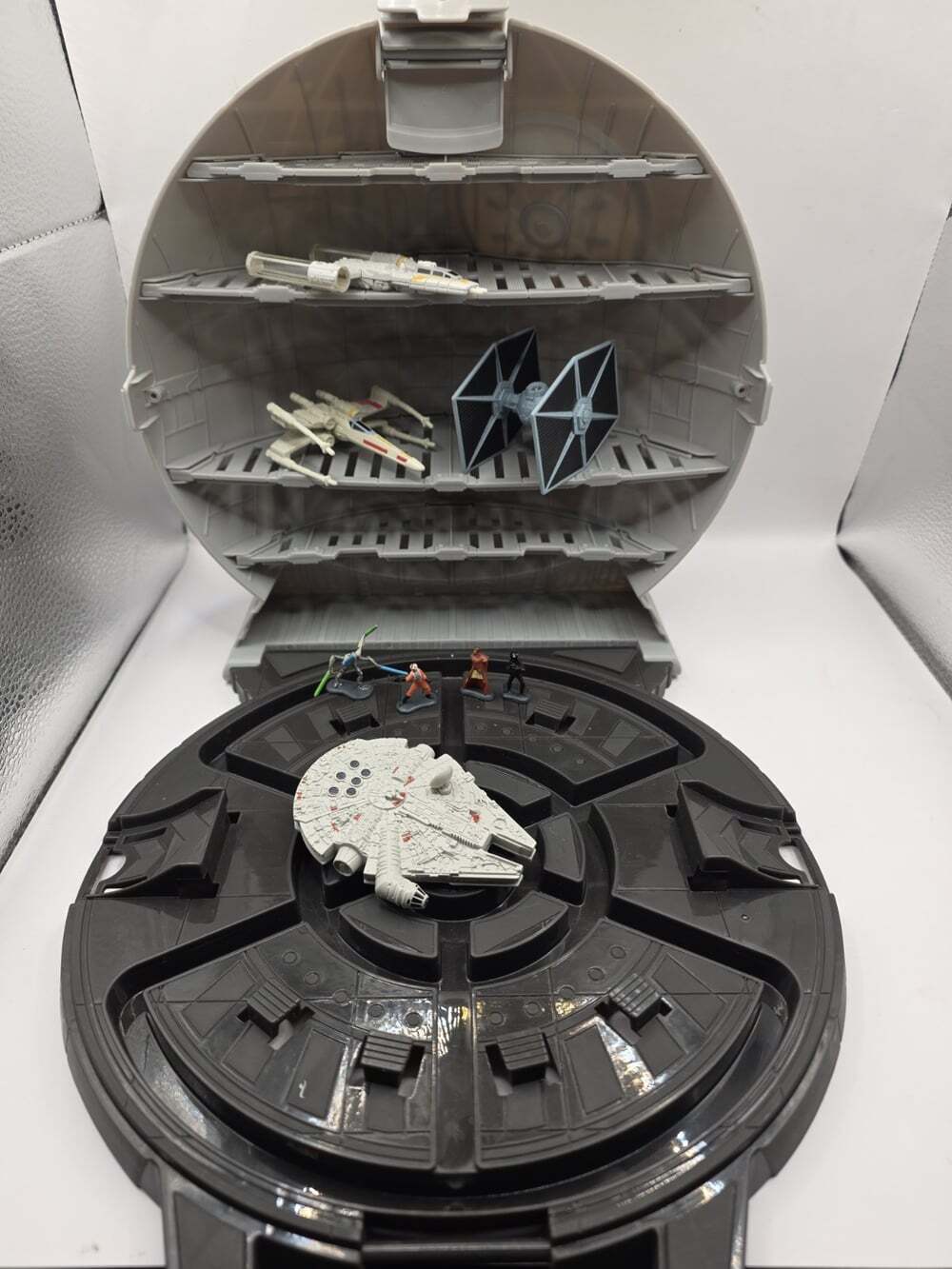 Hot Wheels Star Wars Death Star Storage Container w 4 Vehicles